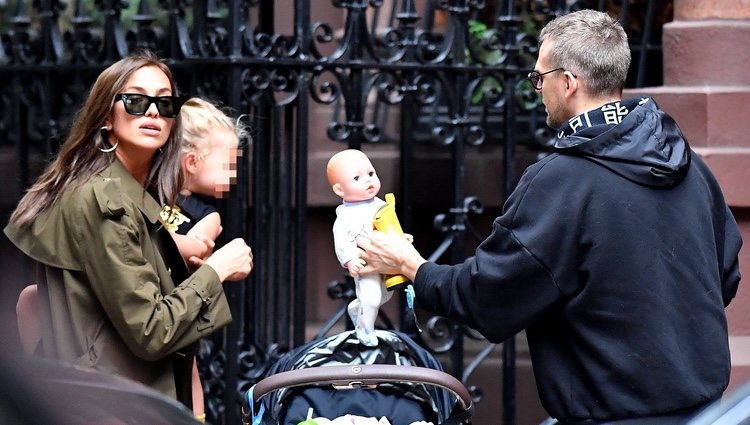 Irina Shayk con su hija Lea y su amigo cogiendo un muñeco por Nueva York
