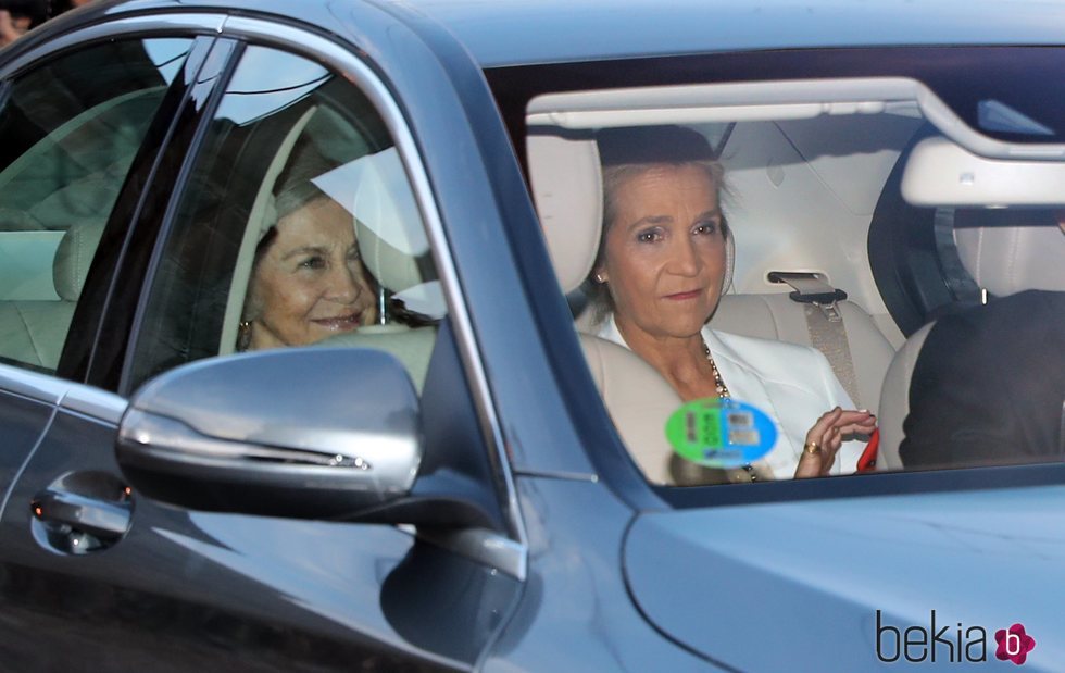 La Infanta Elena y la Reina Sofía llegando a la puesta de largo de Victoria Federica