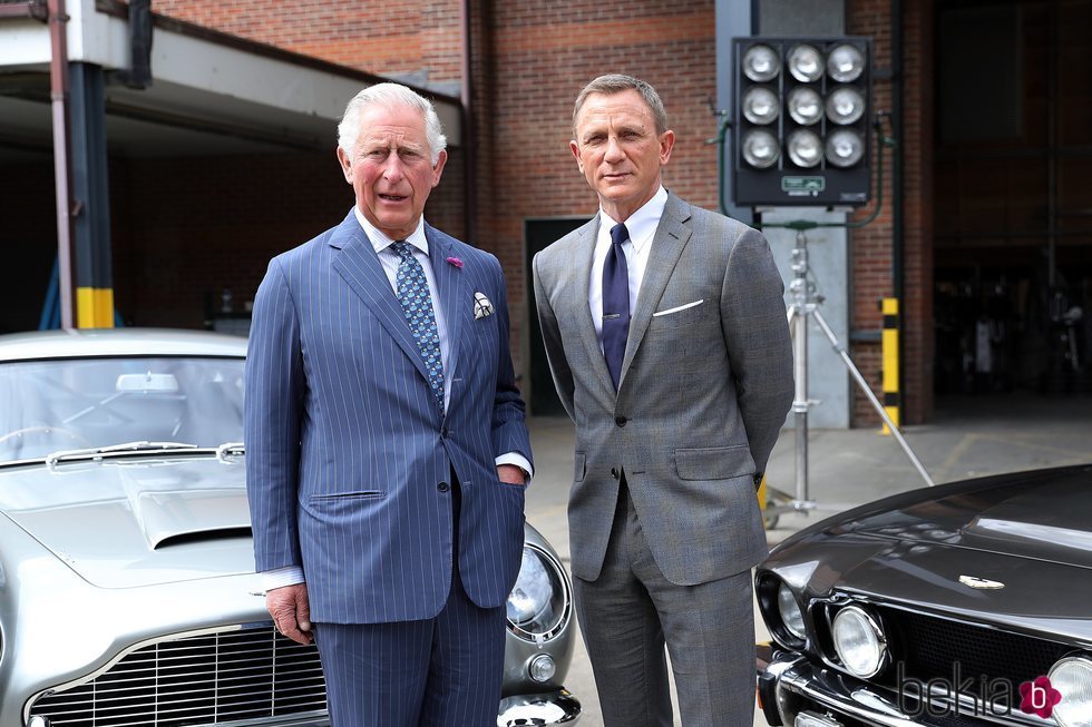 El Príncipe Carlos y David Craig visitando los estudios de James Bond
