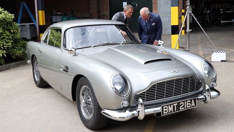 El Príncipe Carlos y Daniel Craig observando un coche en el set de rodaje de James Bond