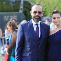 Laura Escanes y Risto Mejide posando en la boda de María Pombo y Pablo Castellano