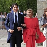 Pablo Castellano con su madre llegando a su boda con María Pombo