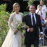 María Pombo llegando a la boda del brazo de su padre