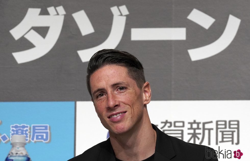 Fernando Torres sonriente en la rueda de prensa de su retirada