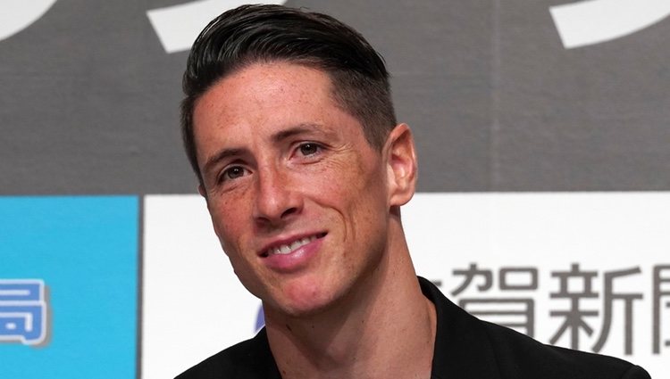 Fernando Torres sonriente en la rueda de prensa de su retirada