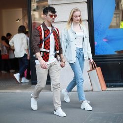 Joe Jonas y Sophie Turner de compras en París