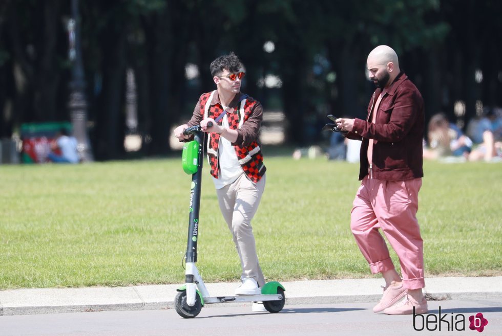 Joe Jonas de paseo con un patinete eléctrico en París