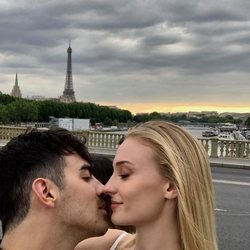 Joe Jonas y Sophie Turner derrochan su amor en París