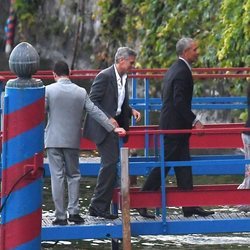 Barack Obama y George Clooney llegan en barco a una cena benéfica