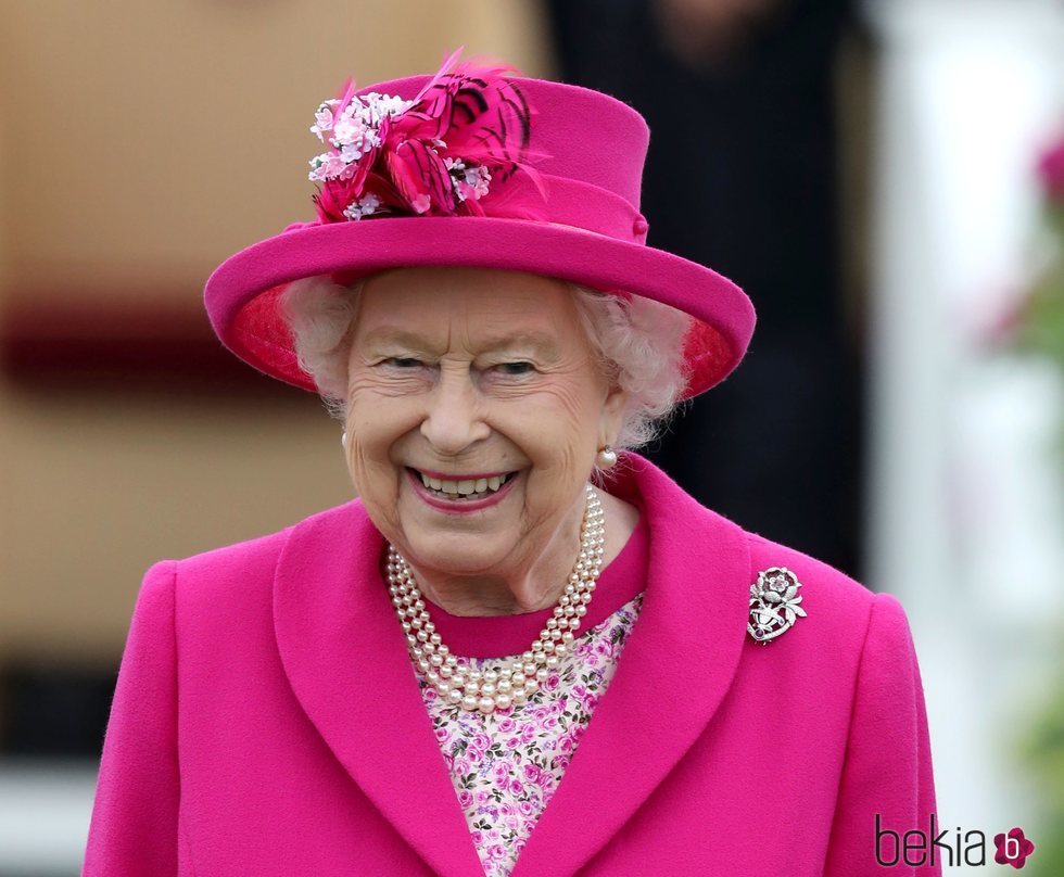 La Reina Isabel sonriente en el Royal Windsor Cup