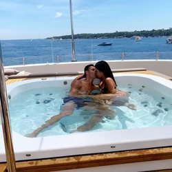 Cristiano Ronaldo y Georgina Rodríguez besándose en la costa de Saint Tropez