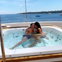 Cristiano Ronaldo y Georgina Rodríguez besándose en la costa de Saint Tropez