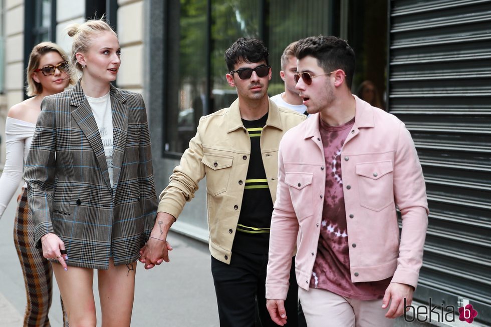 Nick Jonas, Sophie Turner y Joe Jonas paseando en París