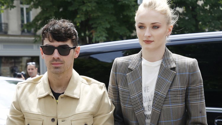 Joe Jonas y Sophie Turner pasean por las calles de París