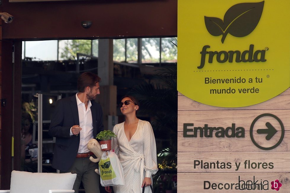 Chenoa celebra su cumpleaños comprando plantas con su novio Miguel Sánchez Encinas