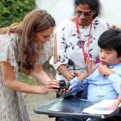 Kate Middleton junto a un niño discapacitado en la Royal Photgraphic Society