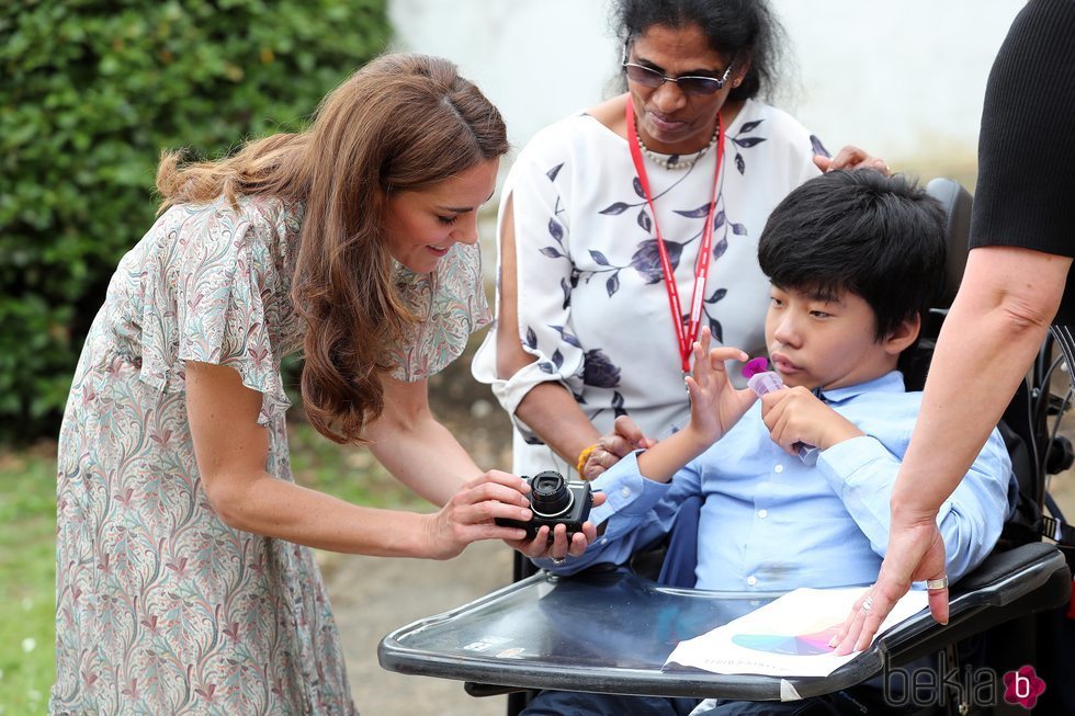 Kate Middleton junto a un niño discapacitado en la Royal Photgraphic Society