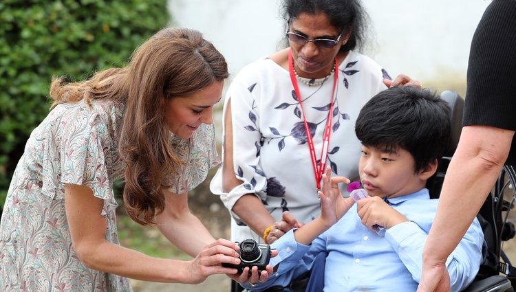 Kate Middleton junto a un niño discapacitado en la Royal Photgraphic Society