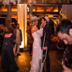Karlie Kloss junto a su marido Joshua Kushner en la celebración de su boda con sus amigos