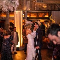 Karlie Kloss junto a su marido Joshua Kushner en la celebración de su boda con sus amigos