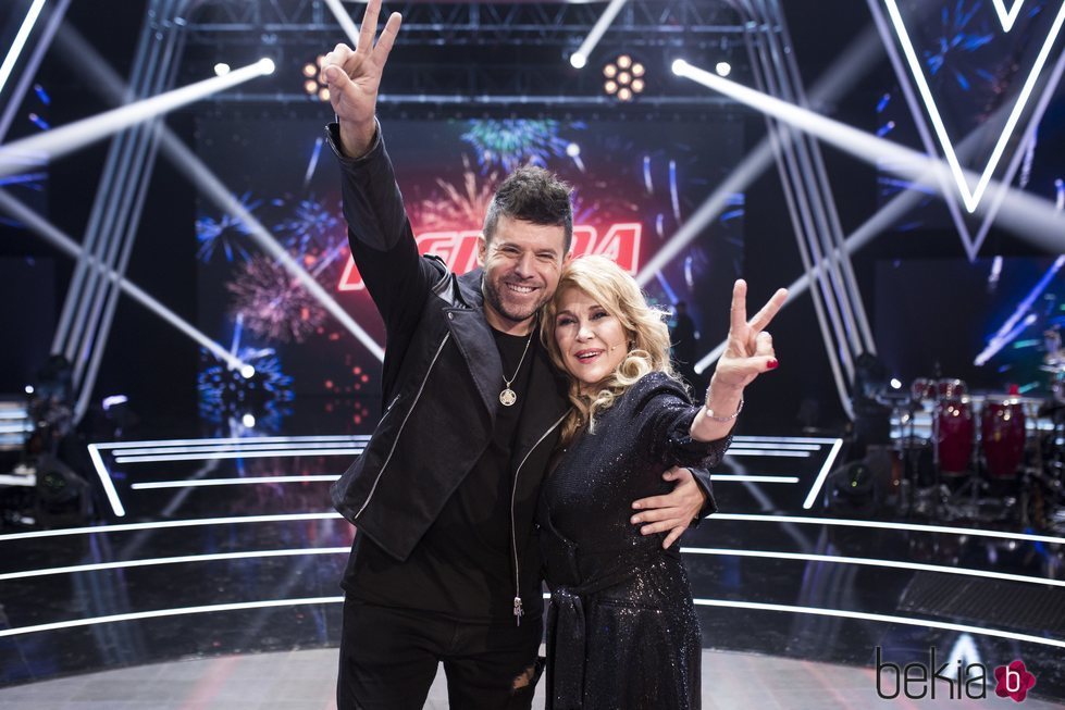 Pablo López y Helena Bianco juntos en la final de 'La Voz Senior' tras proclamarse como la primera ganadora del concurso