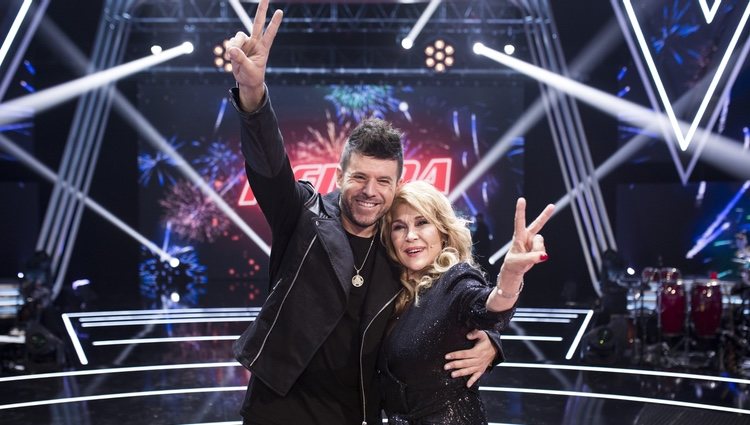 Pablo López y Helena Bianco juntos en la final de 'La Voz Senior' tras proclamarse como la primera ganadora del concurso