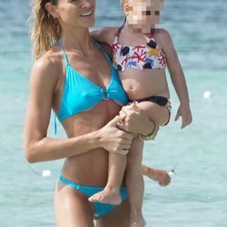 Carla Pereyra con su hija Francesca en las playas de Formentera