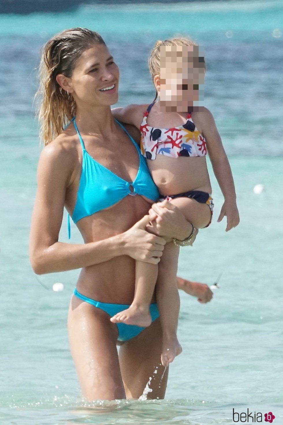 Carla Pereyra con su hija Francesca en las playas de Formentera