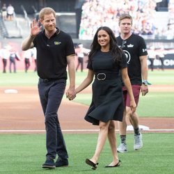El Príncipe Harry y Meghan Markle acuden a un partido de béisbol solidario