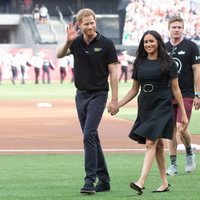 El Príncipe Harry y Meghan Markle acuden a un partido de béisbol solidario