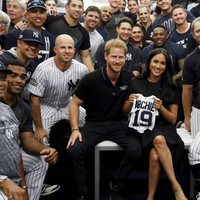 El Príncipe Harry y Meghan Markle acuden a un partido de béisbol y reciben regalos para su hijo Archie