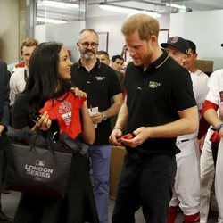 El Príncipe Harry y Meghan Markle con el equipo de béisbol que les ha hecho regalos para Archie