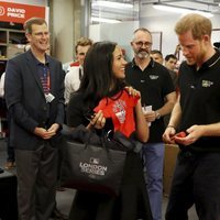 El Príncipe Harry y Meghan Markle con el equipo de béisbol que les ha hecho regalos para Archie