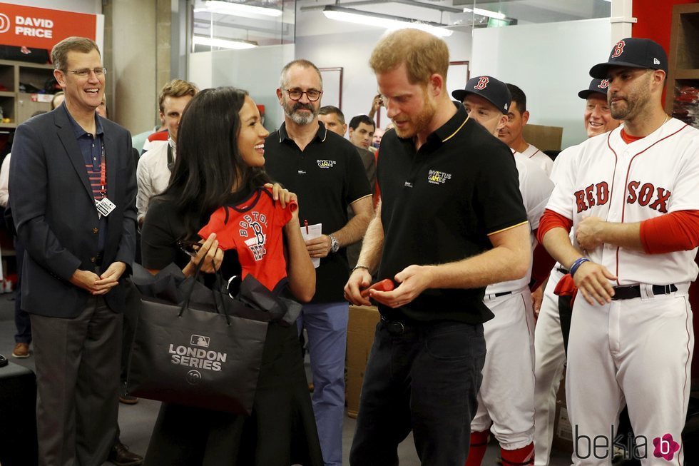 El Príncipe Harry y Meghan Markle con el equipo de béisbol que les ha hecho regalos para Archie
