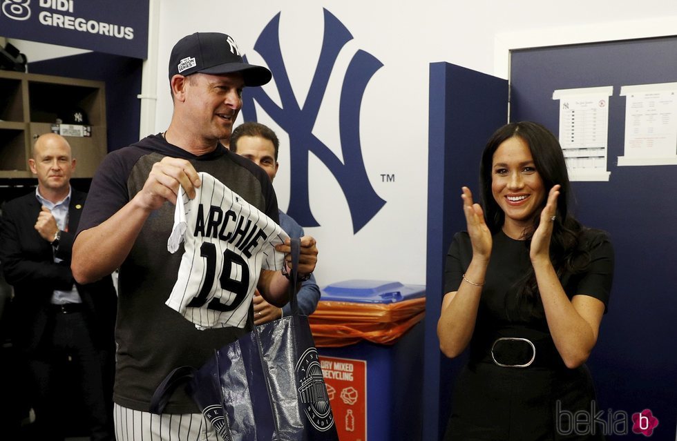 Meghan Markle, muy feliz cuando recibe una camiseta de béisbol para su hijo Archie