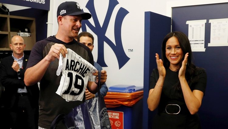 Meghan Markle, muy feliz cuando recibe una camiseta de béisbol para su hijo Archie