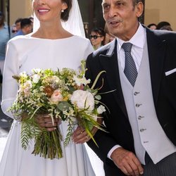 Rocío Osorno acompañada de su padre el día de su boda