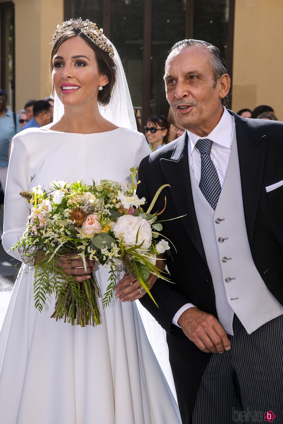 Rocío Osorno acompañada de su padre el día de su boda