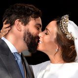 Rocío Osorno y Coco Robatto se besan tras convertirse en marido y mujer