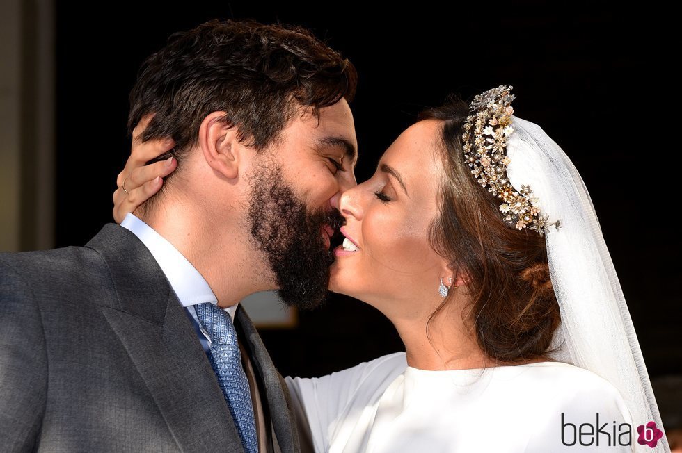 Rocío Osorno y Coco Robatto se besan tras convertirse en marido y mujer
