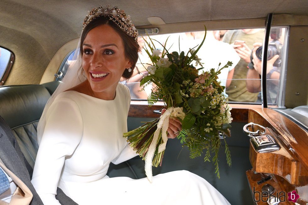 Rocío Osorno vestida de novia en el coche nupcial