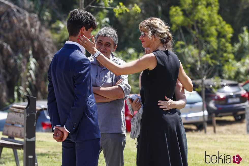 Susanna Griso charlando con familiares en el funeral de su hermana