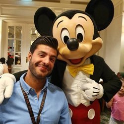 Miguel Torres con Mickey Mouse en Disneyland París