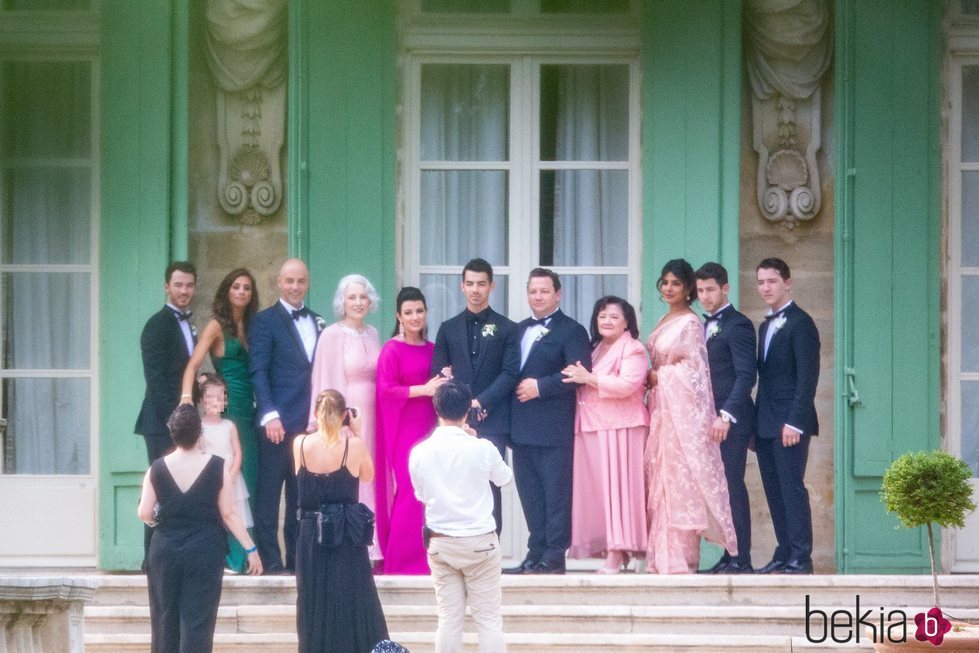 Joe Jonas y toda su familia en una foto de su boda con Sophie Turner