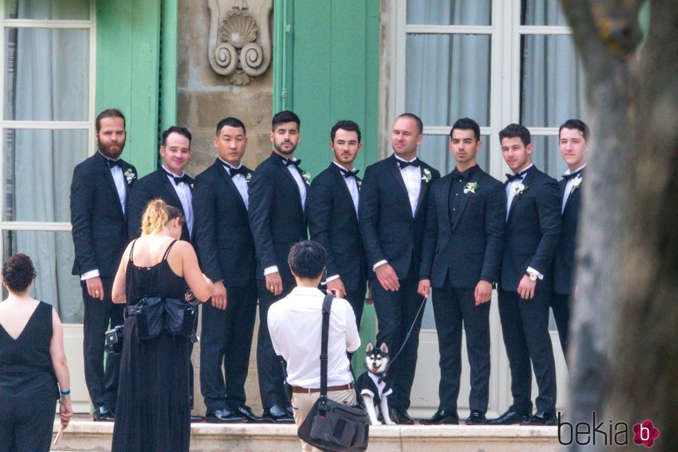 Joe Jonas con sus hermanos Nick, Kevin y Frankie Jonas y con amigos previo a la boda con Sophie Turner