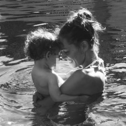 Eva González con su hijo Cayetano en la piscina