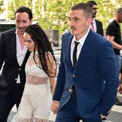 Zoë Kravitz y Karl Glusman llegando a su fiesta de boda