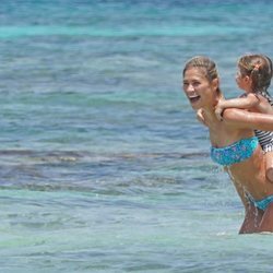 Carla Pereyra con su hija Francesca en una playa de Formentera