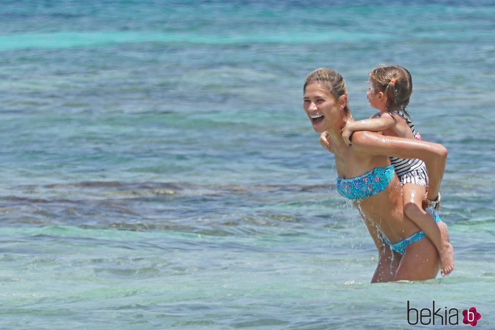 Carla Pereyra con su hija Francesca en una playa de Formentera