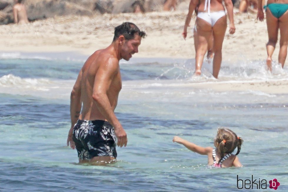 Diego Simeone con su hija Francesca en una playa de Formentera